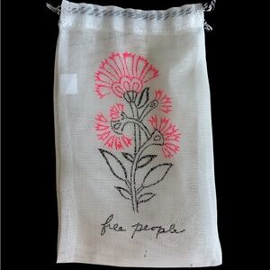 🍂💧Free People White and Pink Floral Gift Bag